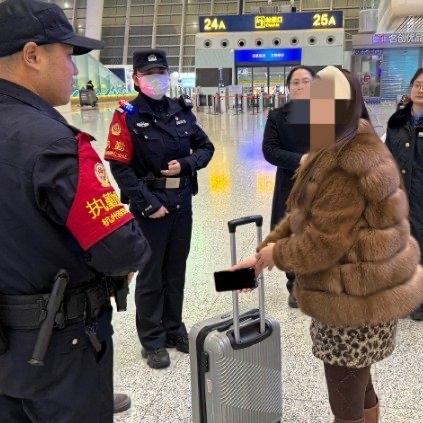 “坐高铁把18万现金落车上了！”李女士过年给员工发红包的钱就这么在高铁上“消失”