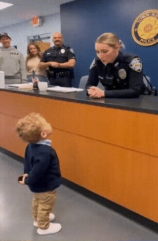 也不知道小孩子对这个非常漂亮的女子说了一句什么样的话，女子非常的激动，很害羞的用