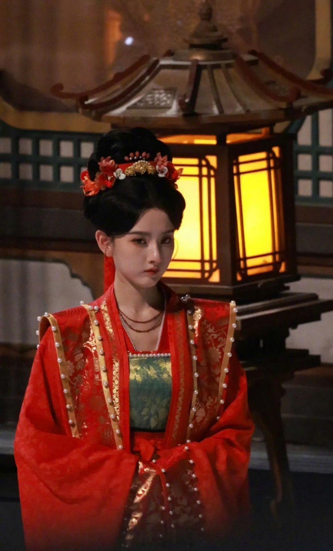 一起来看看宋祖儿主演的《司宫令》最新大红色婚服妆造路透图，可怜兮兮的眼睛通红，这