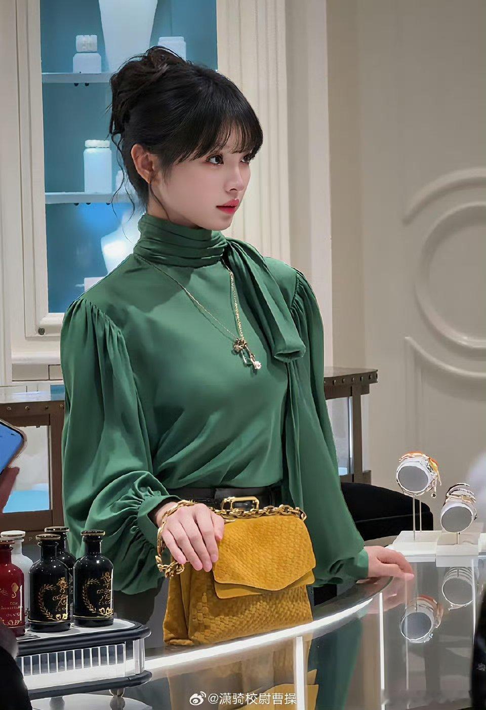 田曦薇Gucci线下活动，绿色上衣和齐刘海丸子头好可爱的小田