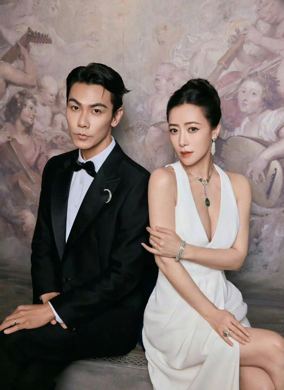 #曝戴向宇嫖娼#昨天狗仔曝的三字男艺人嫖娼瓜是戴向宇，随后戴向宇的经纪人辟谣说，