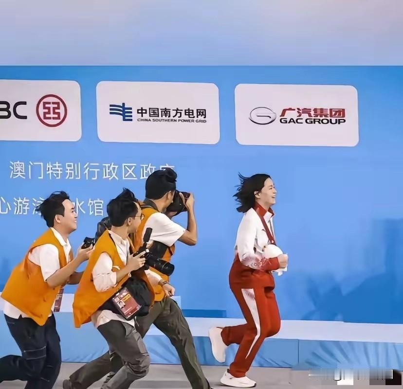 看到这张照片，你有什么感想？
我的感觉是:跑的人很开心，追的人也很开心，看的人也