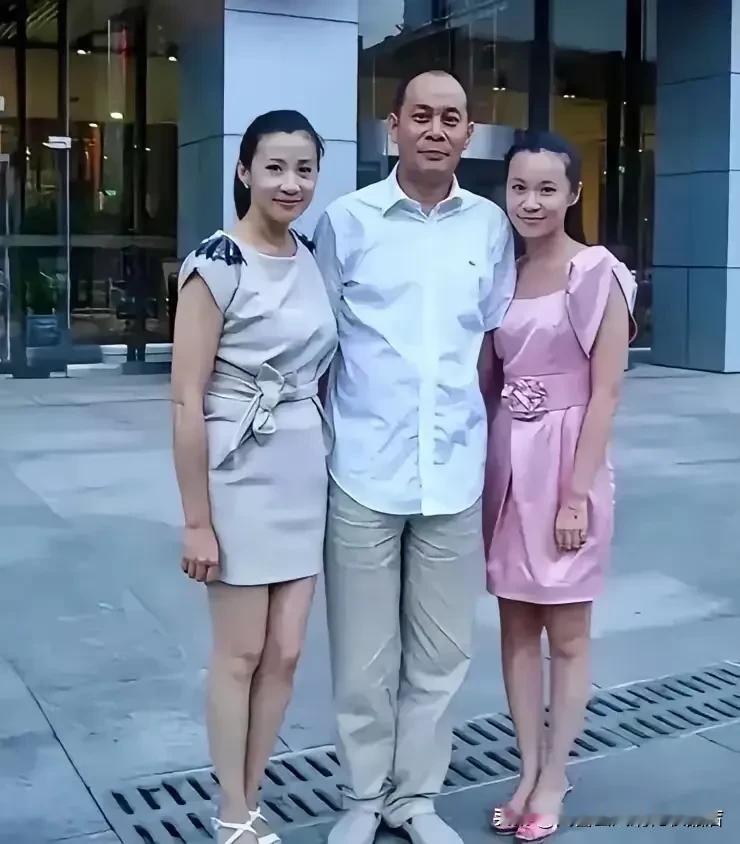 中间这个男人看着如此眼熟，就是不知道他叫啥，万能的网友们谁知道？请告知！