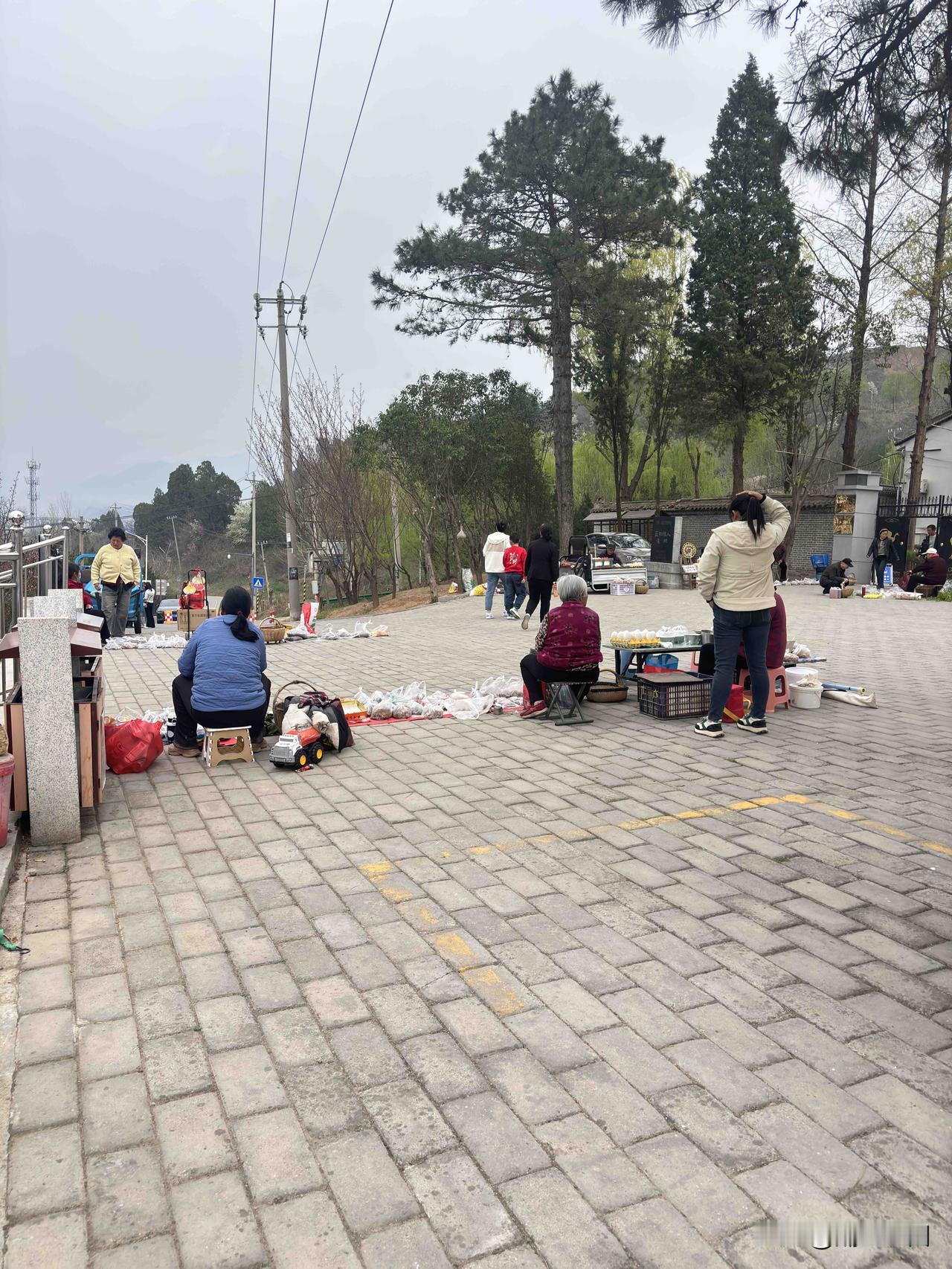 蓝田猿人遗址公王停车场，啥时候建的，以前来这里不收费，现在收费了，景区门票免费。