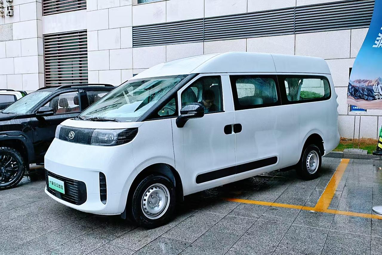 昨天在大通经销商大会现场意外见到了将在下个月北京车展发布的大通大拿v1增程版，其