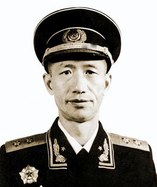 抗战中，周希汉无意中举起望远镜向前观察，突然发现山梁上有无数黑点挪动，他顿时一惊