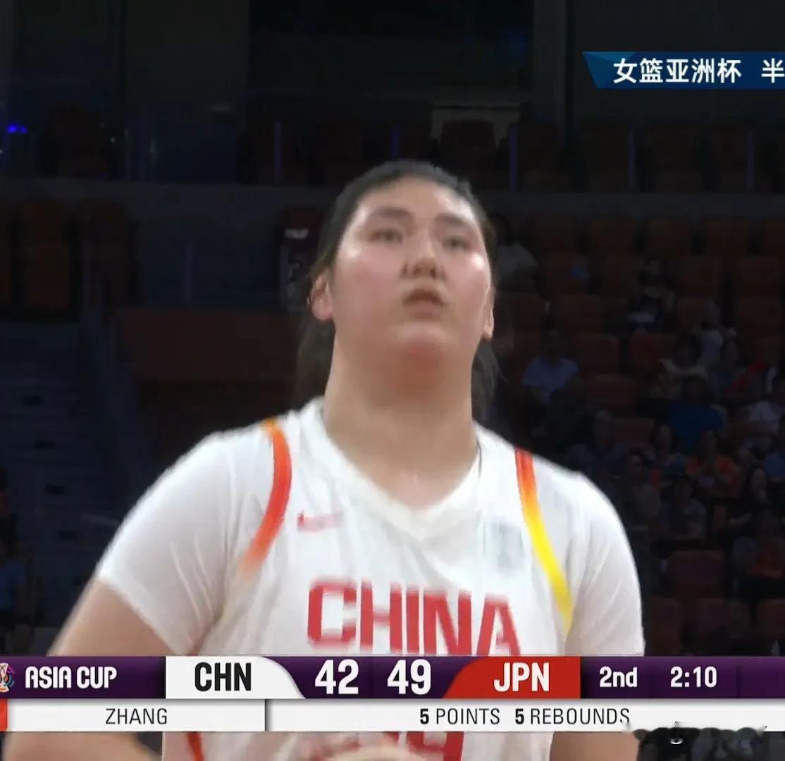 【中国女篮第二节，张子宇连得8分追平，杨舒予两罚命中51-49领先上半场】
赛场