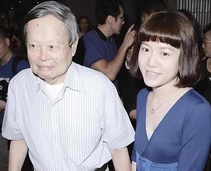 我们欠翁帆一句道歉：她守的不是遗产，是一个时代的体面

合肥揭牌那天，镜头扫到翁