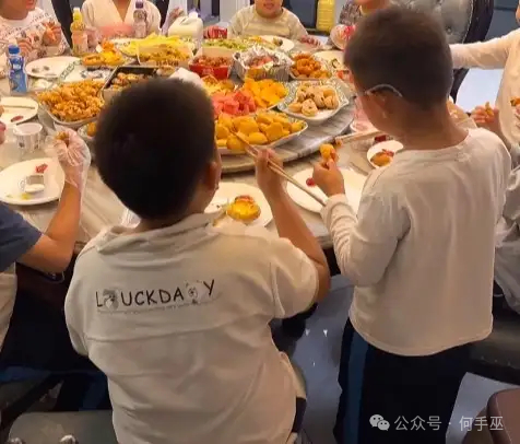 等我小了也要参加这种聚会 