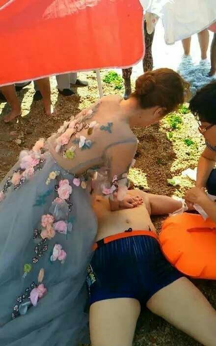 最美的新娘：当时一男子在海水浴场游泳时突发心脏病，此时远处正在拍婚纱照的护士新娘