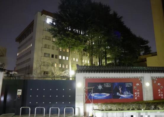 原来日本那个持刀强闯大使馆的军官曾经被咱们审讯了大概三个小时
 
可能很多人不知