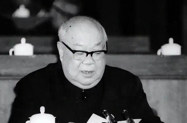 1940年，皖东北四个司令谁也不服谁，中央只好空降一个猛人，他一到就整合上万兵马
