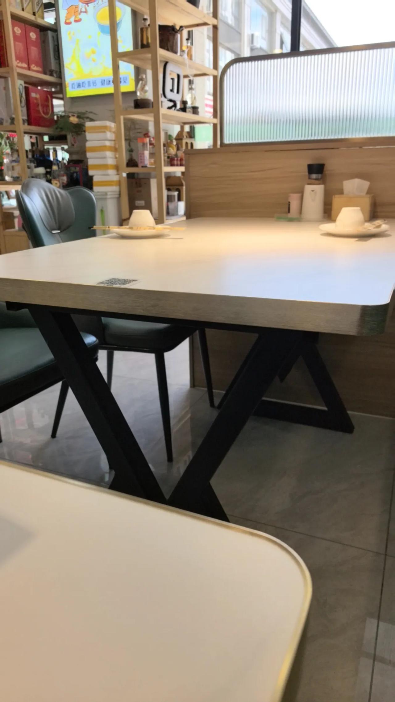 今天中午，来到呼和浩特市赛罕区南二环附近的一家小区里的食堂，来这里吃饭的人基本上