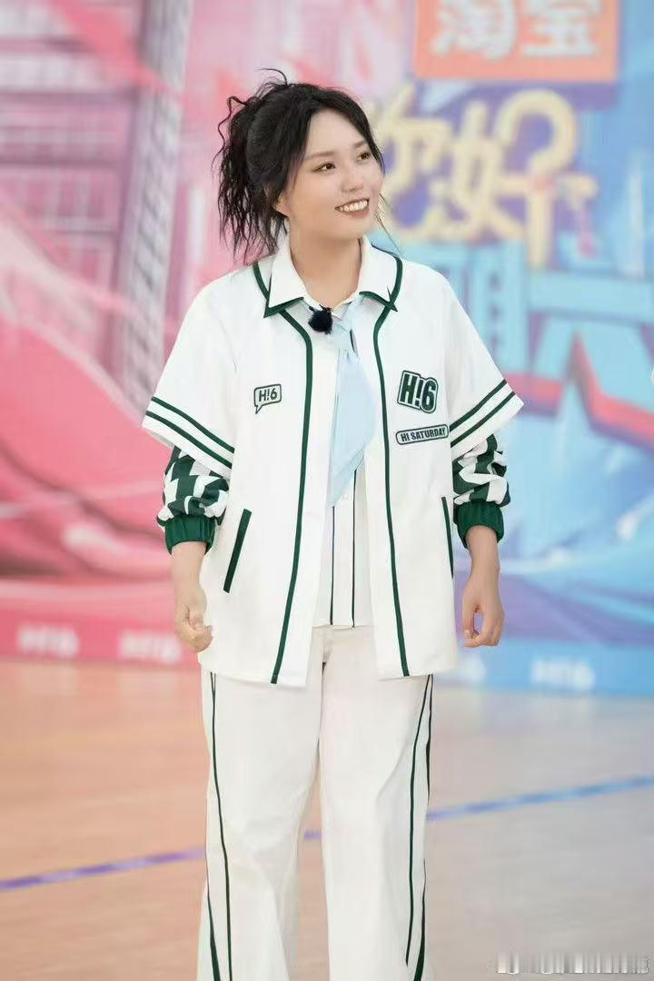 李雪琴说孟子义在宿舍自己演讲你好星期六 很难想象宿舍里的场景，孟子义一个人滔滔不