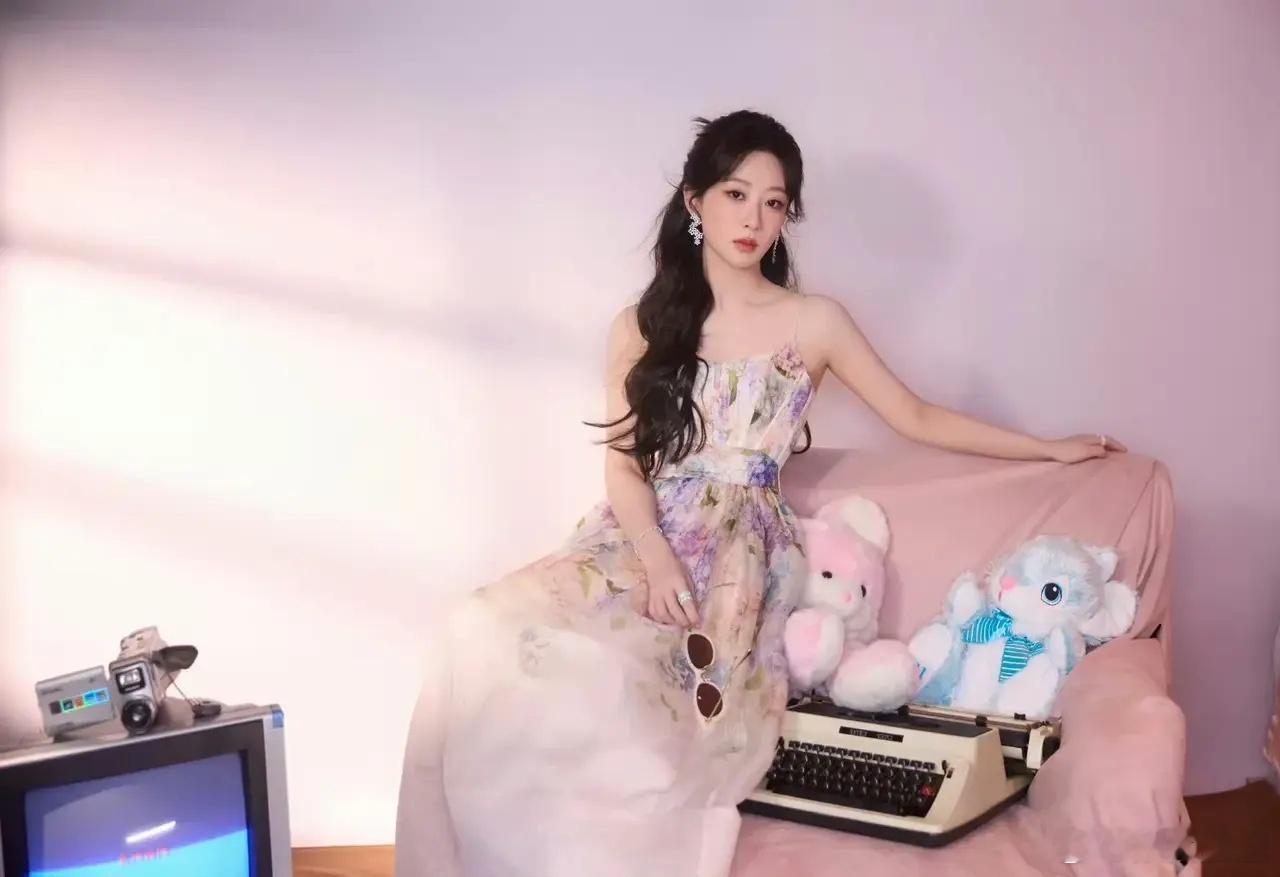 杨紫的最新直播造型，这种韩风小清新风格适合她吗？ ​​​