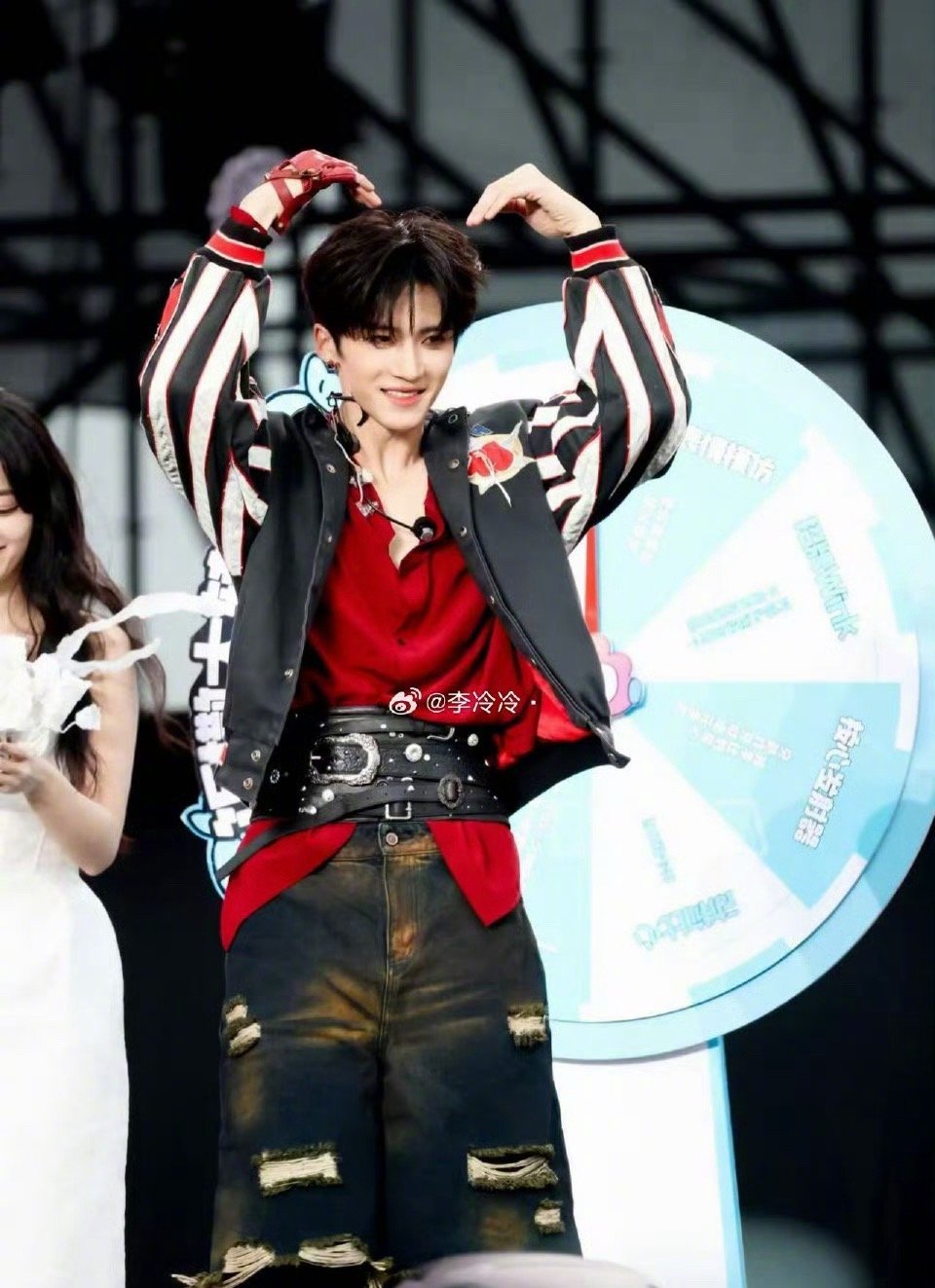 闫桉 听取哇声一片 闫桉的舞台表现力太惊艳，脱掉外衣的瞬间全场惊叹不断，红衣飘飘