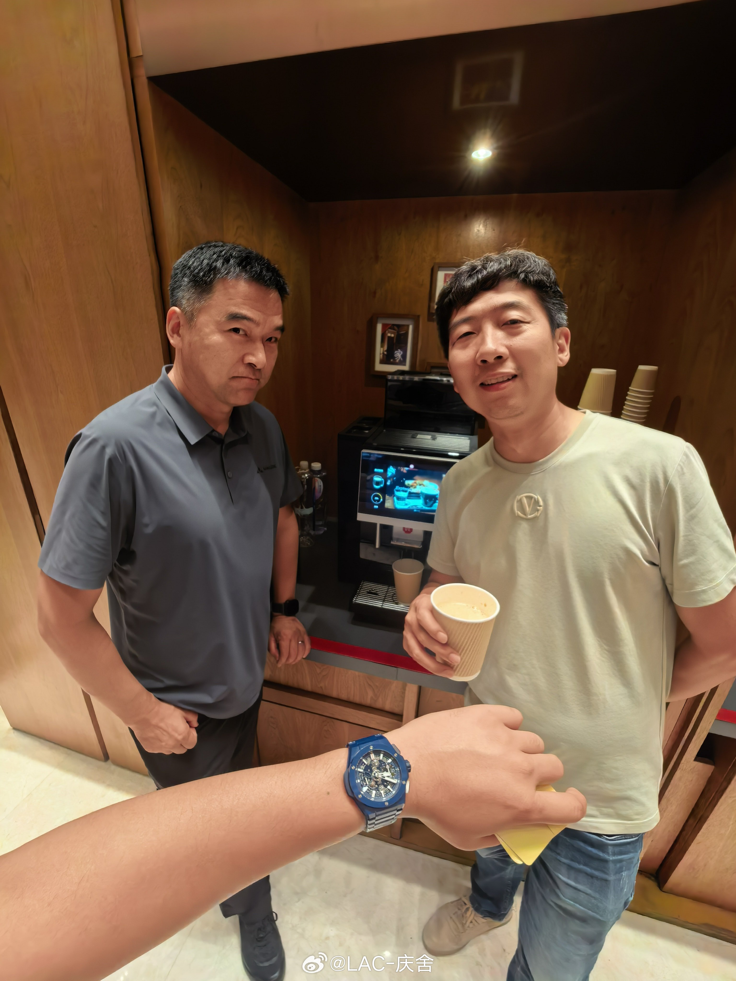 果然是年轻人。昨天和夜宵到3点多。他们三个是一个哈欠都没打。回来还各自领了杯咖啡
