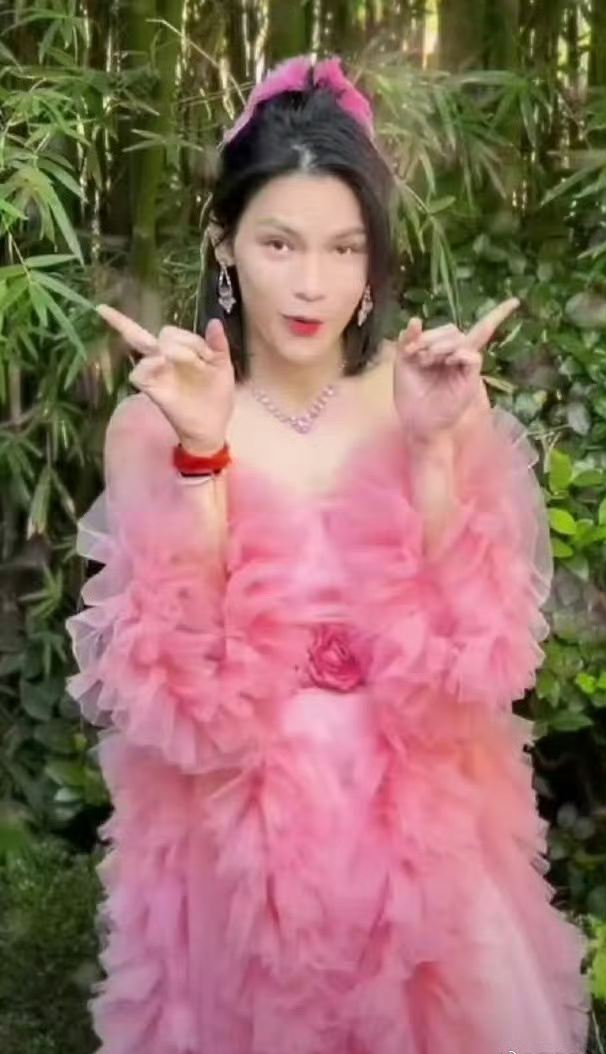 男生女装只有0次和无数次！ 向佐最近很好的诠释了这句话[笑cry] 