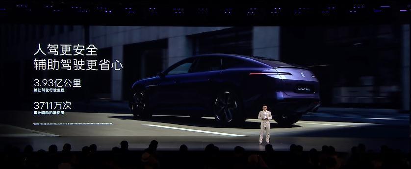 说实话，新手司机遇见大车、雨天、老城区等复杂路况都挺头疼的，新阿维塔12搭载华为