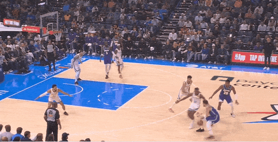 互不相让！东契奇亚历山大这就对上了！
在今天NBA常规赛雷霆对阵湖人的第一节比赛