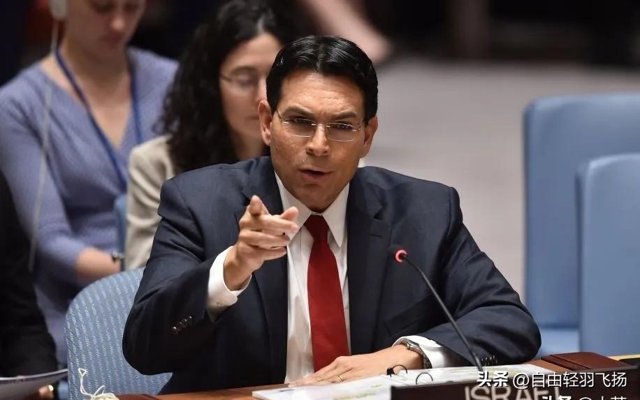 以色列也到联合国喊冤了！以色列驻联合国代表达农拿着手机播放警报声，对着众人控诉伊