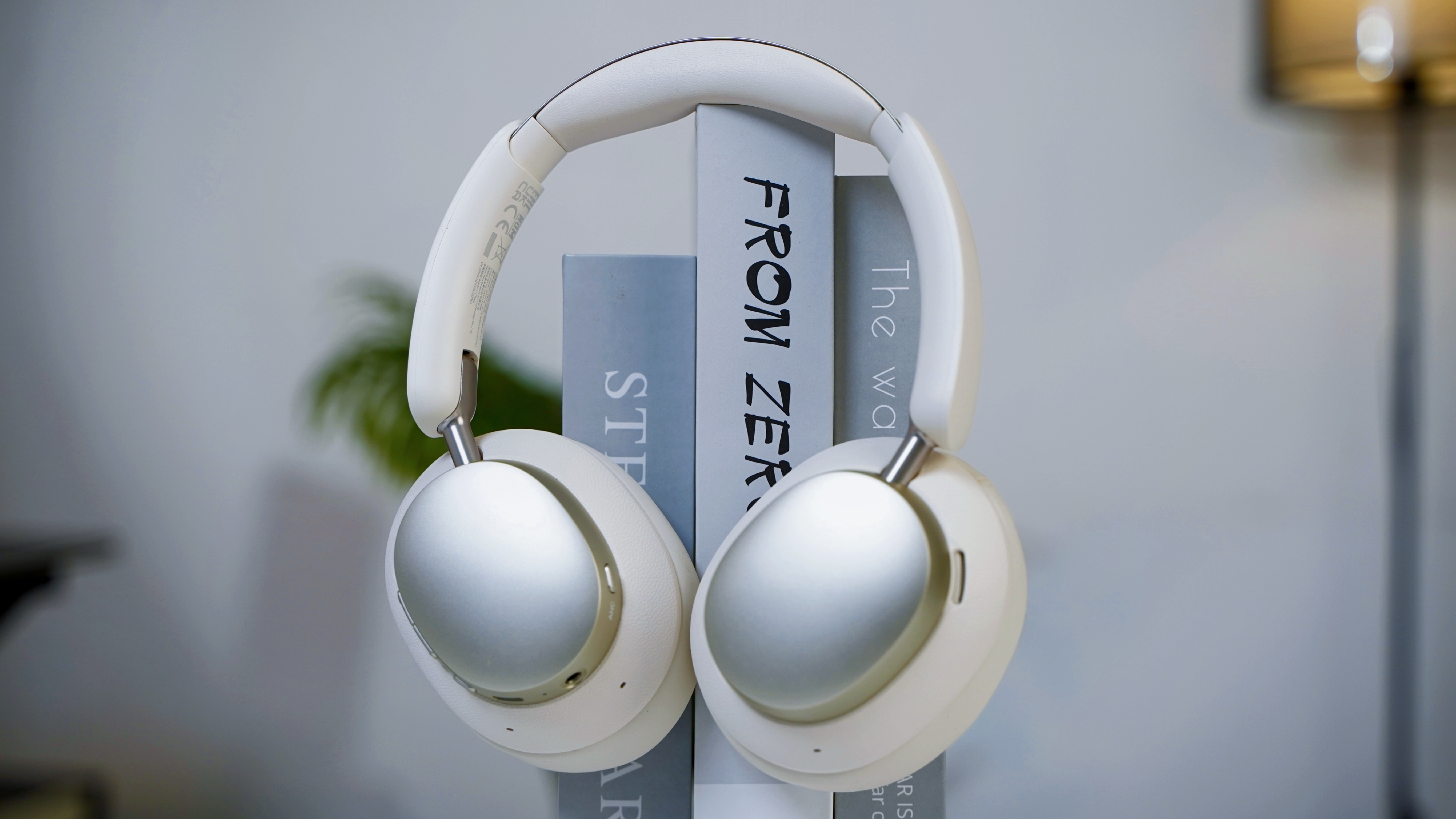 体验了一段时间的荣耀亲选头戴式耳机2，戴起来真的很舒服也很好看，音质表现很好，降