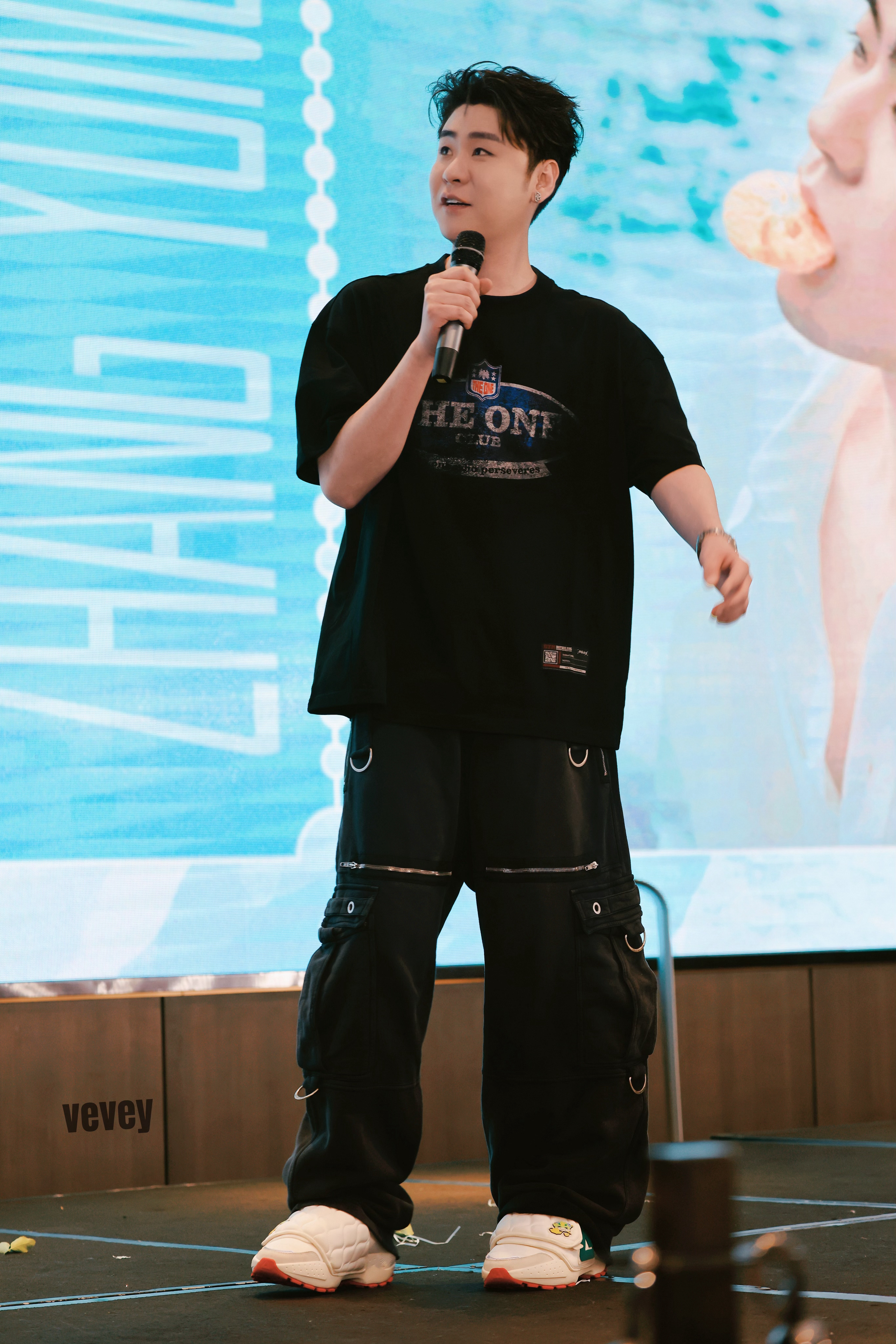 张云雷靠近你演唱会不是这张云雷 好家伙 让我们数数宝儿的裤子上有多少个环吧202
