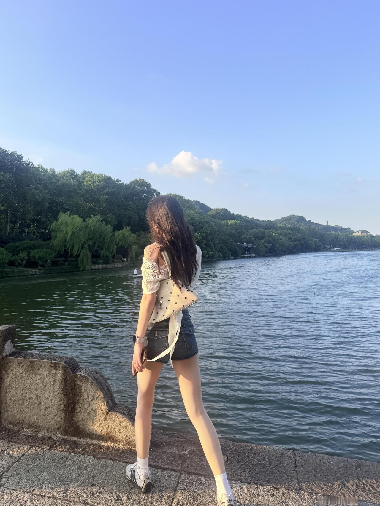 说一个玄学真理。
不要想也不要去做
伤害任何一个人

你起的每一个坏念，
做的每