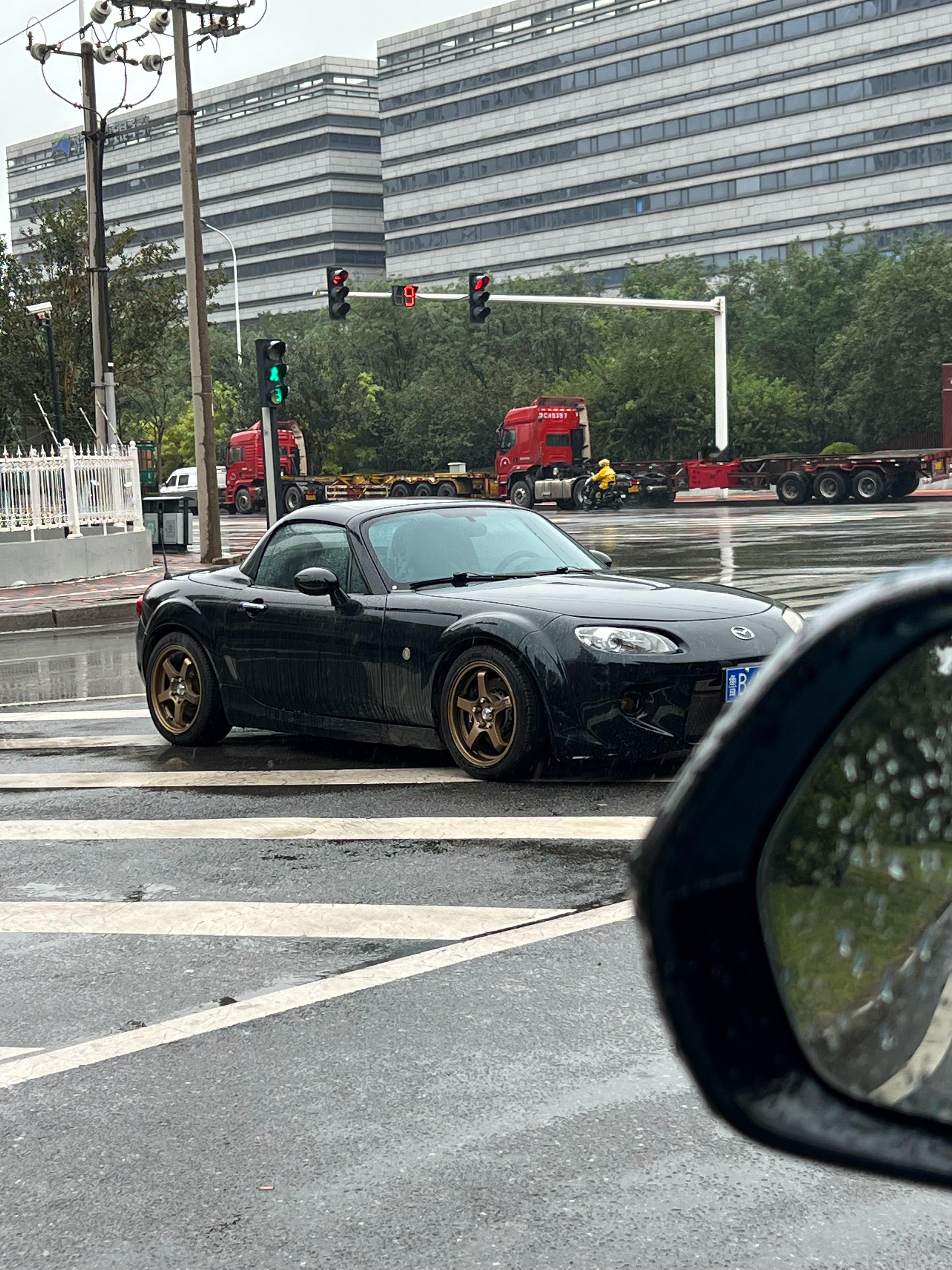 MX-5NC时候，轮毂的“肌肉线条”还挺明显的这个设计在ND是弱化了不少马自达这