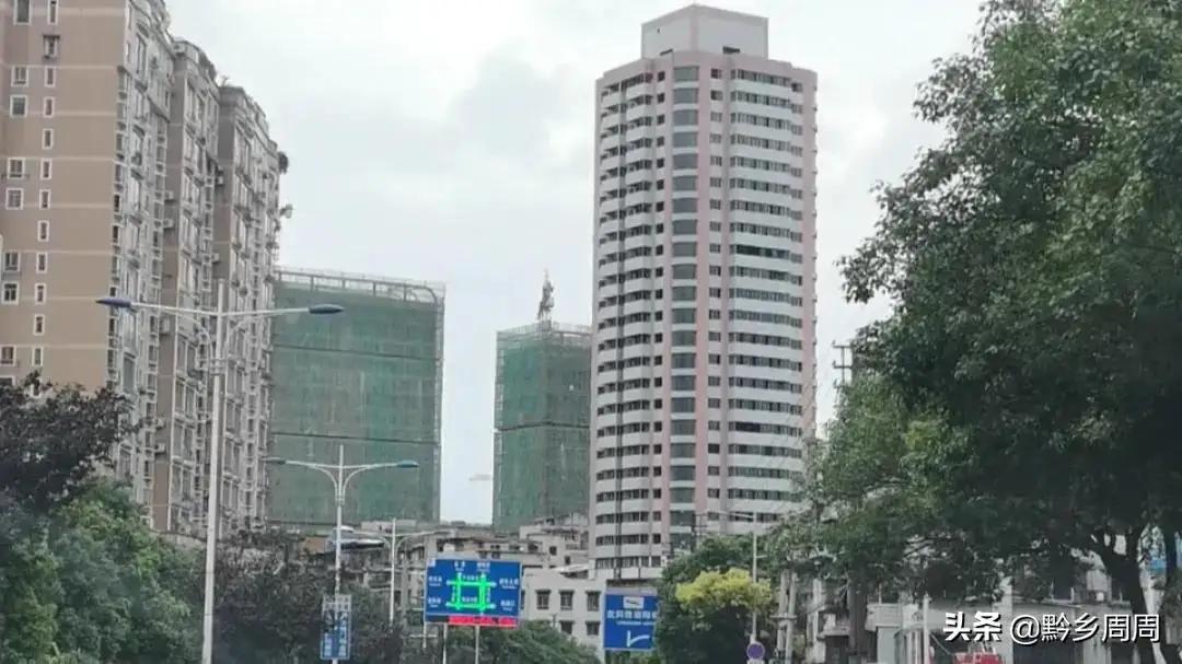 你眼前的这幢楼是修建于上世界九十年代的一幢商住大楼，距今已有三十多年。
却一直空