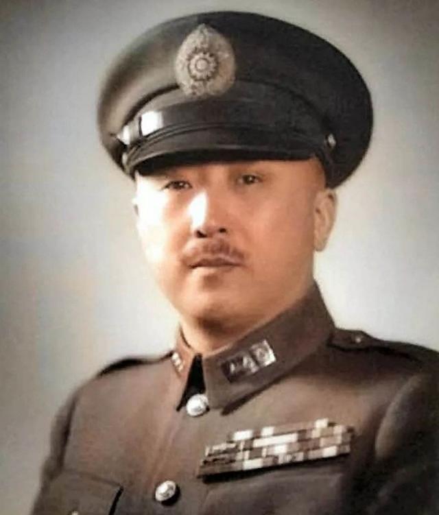 1949年1月，黄埔军校校长关麟征去看望被软禁的国军上将卫立煌，遭到门口宪兵阻拦