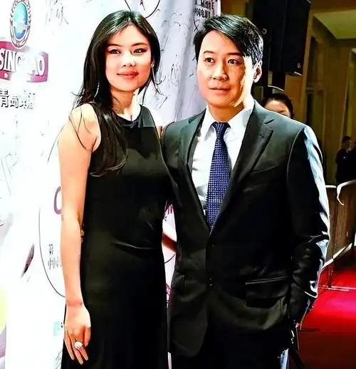花7个亿都留不住的女人到底凭什么呢？
 
别的天王谈恋爱，藏边掖着，生怕女方多拿