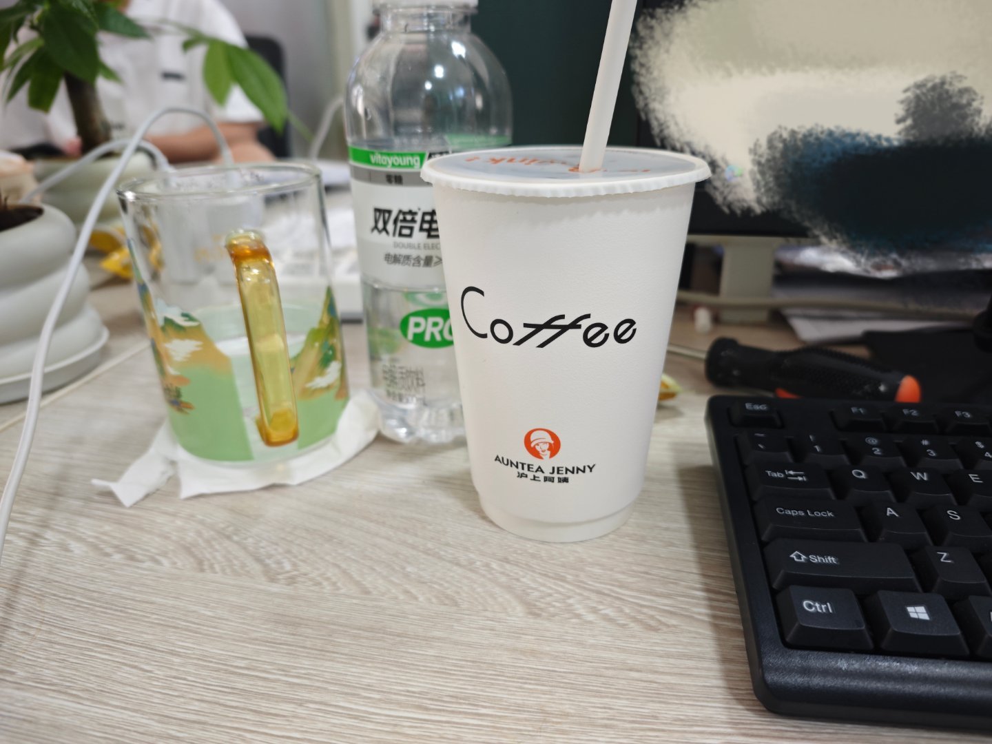 本来姨妈期不想喝美式的，结果坐工位上就睁不开眼，太催眠了 
