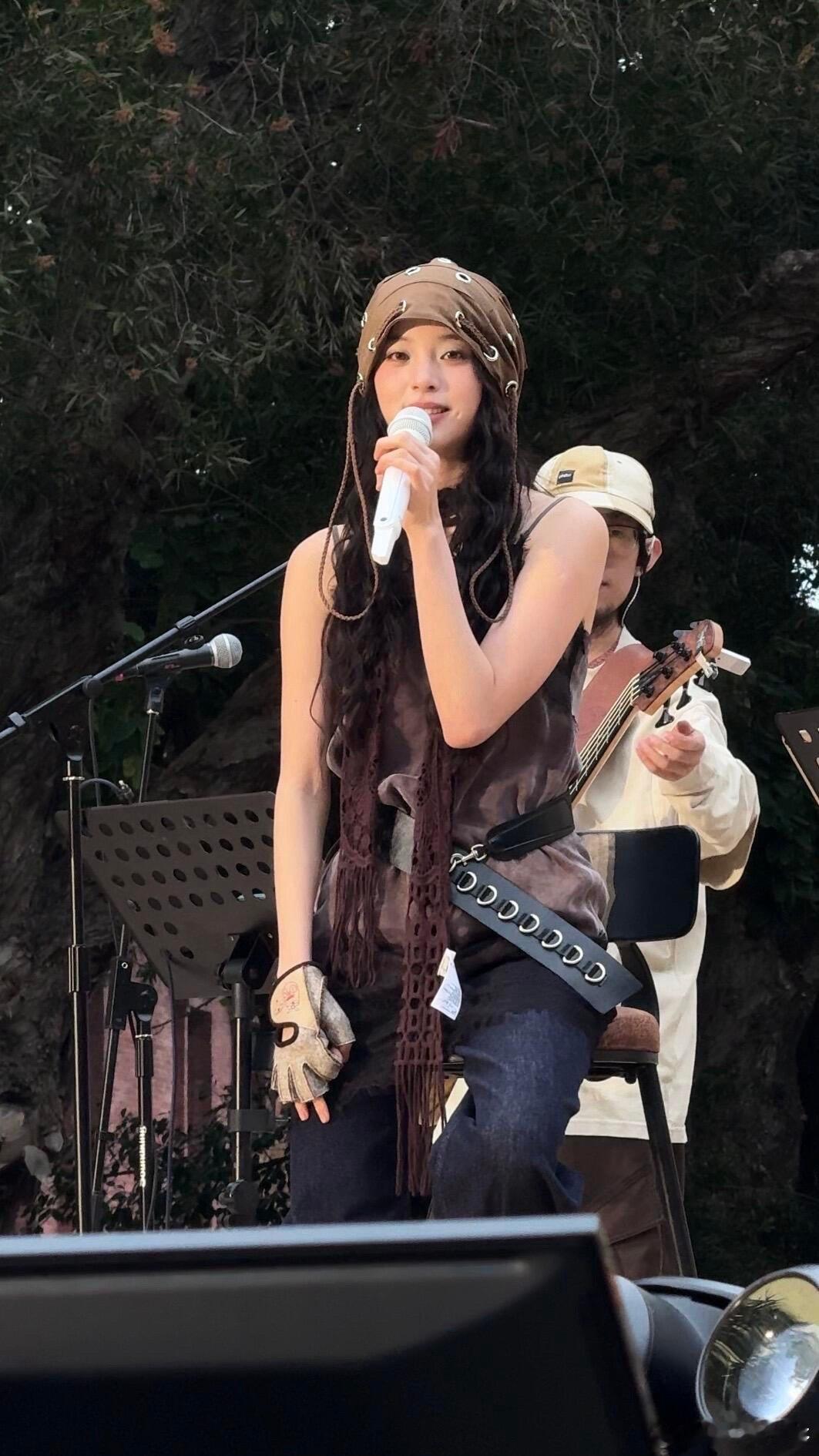 欧阳娜娜音乐会彩带是她的照片 被这个细节暖到！彩带飘着娜比小时候的照片，现场全是