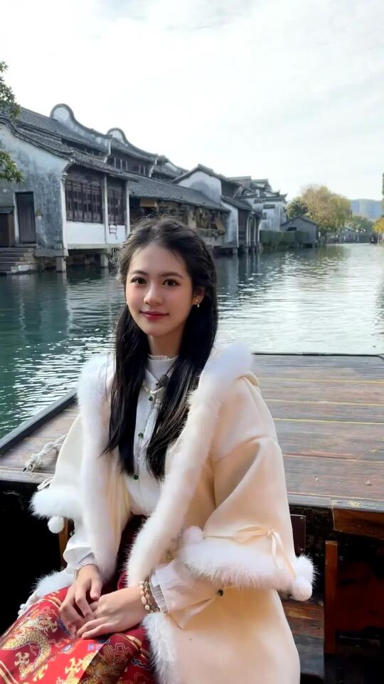 感觉翁虹女儿大眼睛反而没妈妈小眼睛好看！