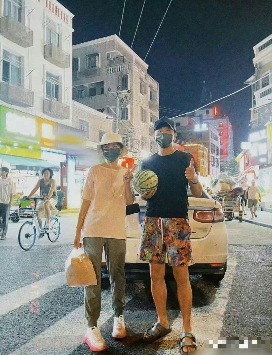 孙俪和邓超逛厦门夜市，孙俪居然买了南昌拌粉，这个随意，真的是老夫妻了，果然戴口罩