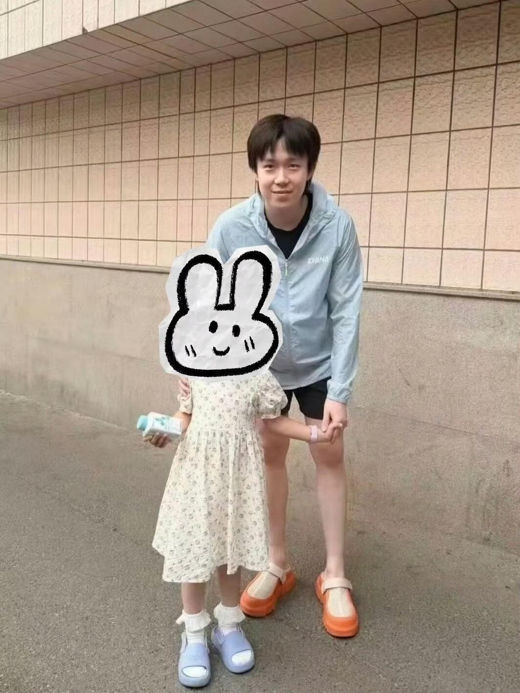 王楚钦和小朋友合影，温柔王队 