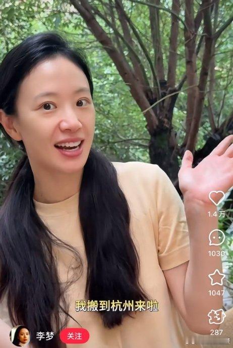 李梦回应杭州租院子种菜生活在热闹的城市待久了就会向往宁静的田园生活。种菜种花不为