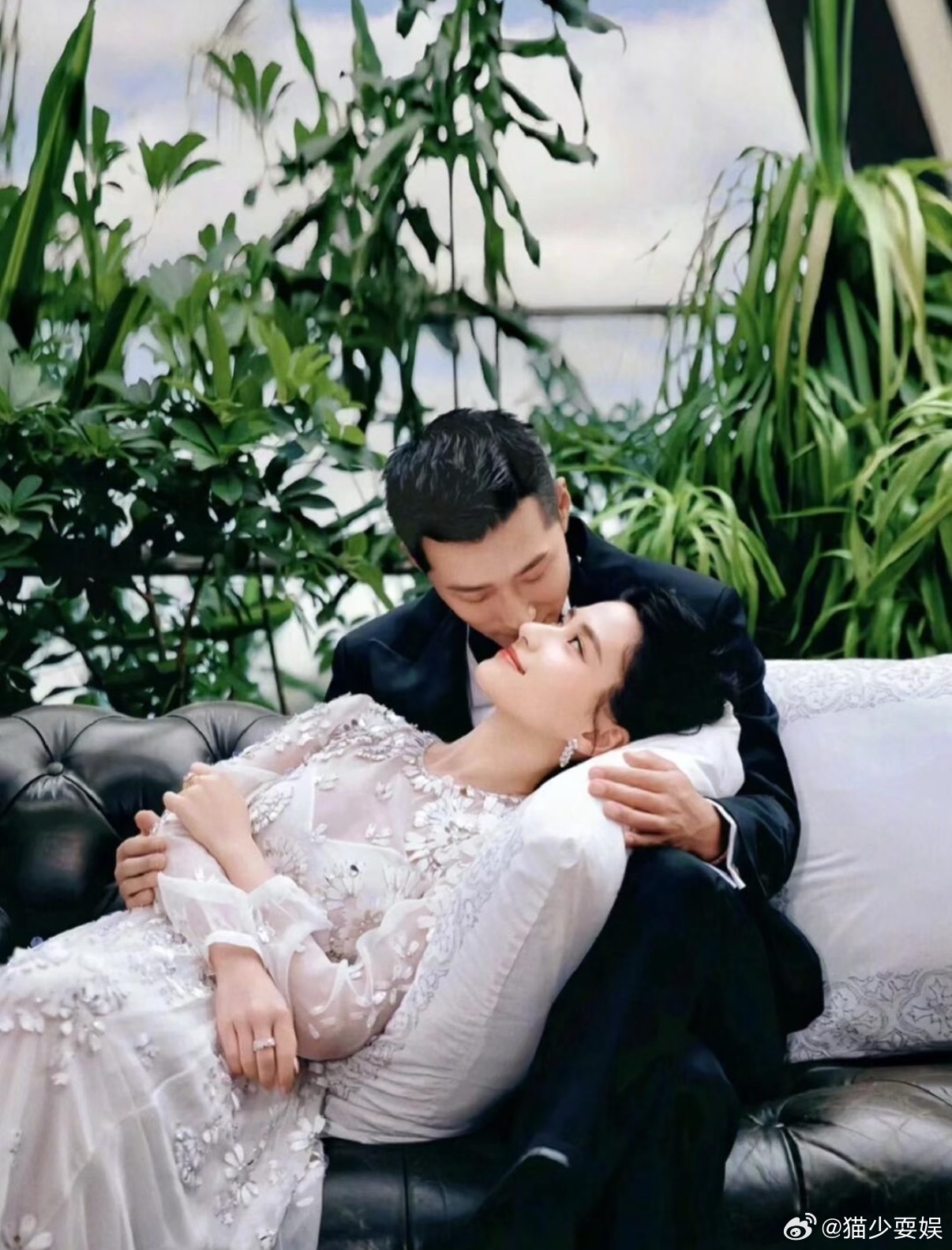 曝窦骁婚后不久就挪用何超莲千万资产买房这又能怎呢？人家是夫妻哎，再不济是情侣哎，