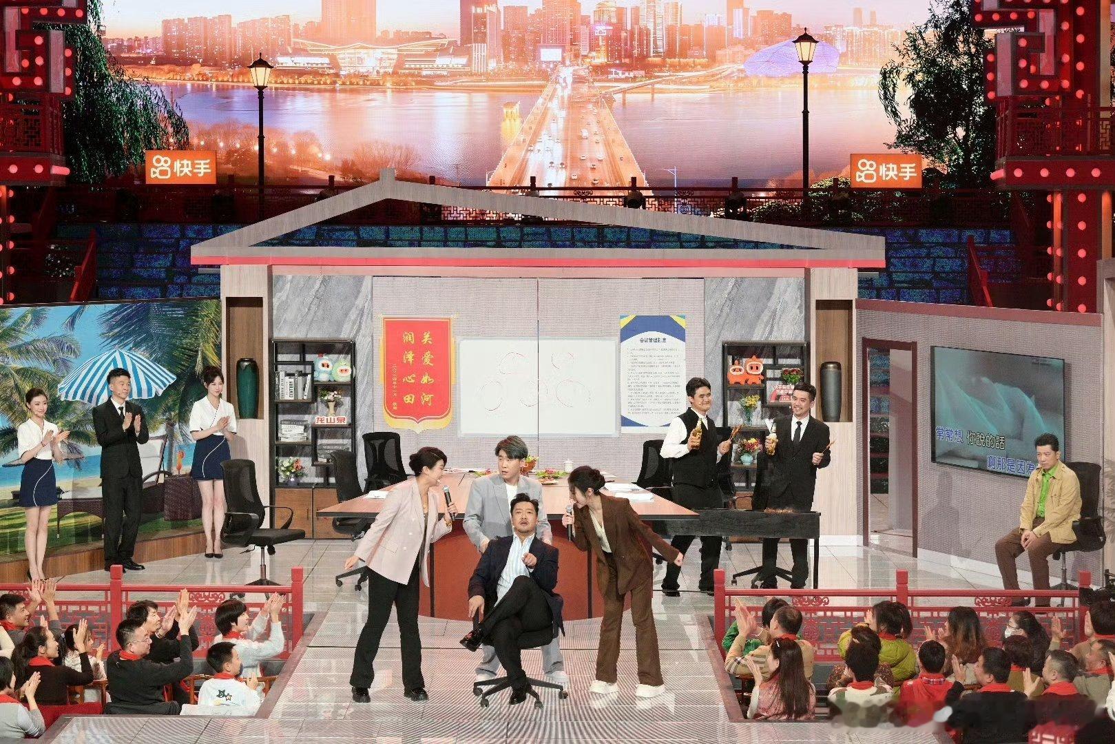 贾冰小品   2025辽视春晚 辽视春晚里贾冰的小品，生动还原职场百态，对画大饼