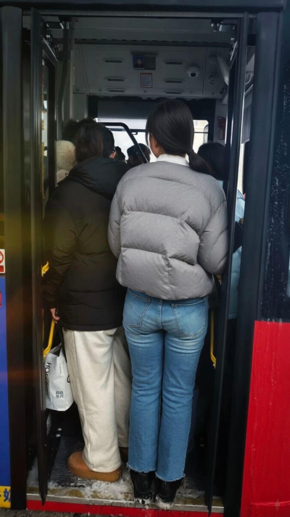 紧身牛仔裤高腰提臀女穿搭随拍