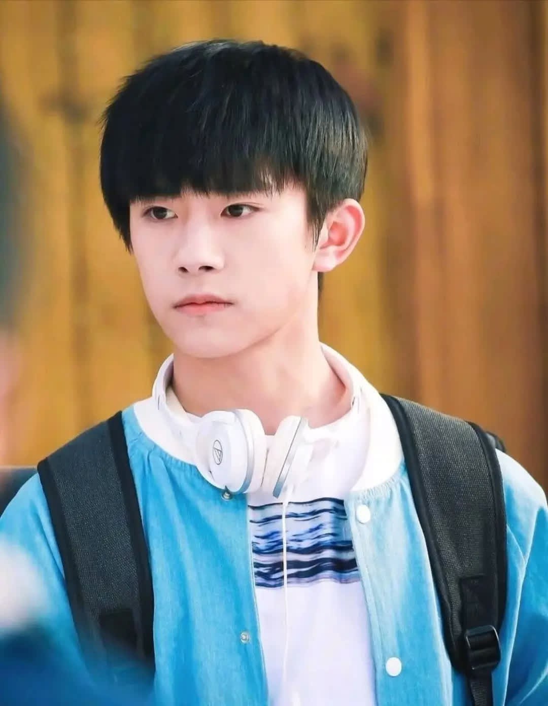 🎒这校服穿搭DNA动了！耳机线绕颈的少年感谁顶得住？青春就该这么干净利落～求流