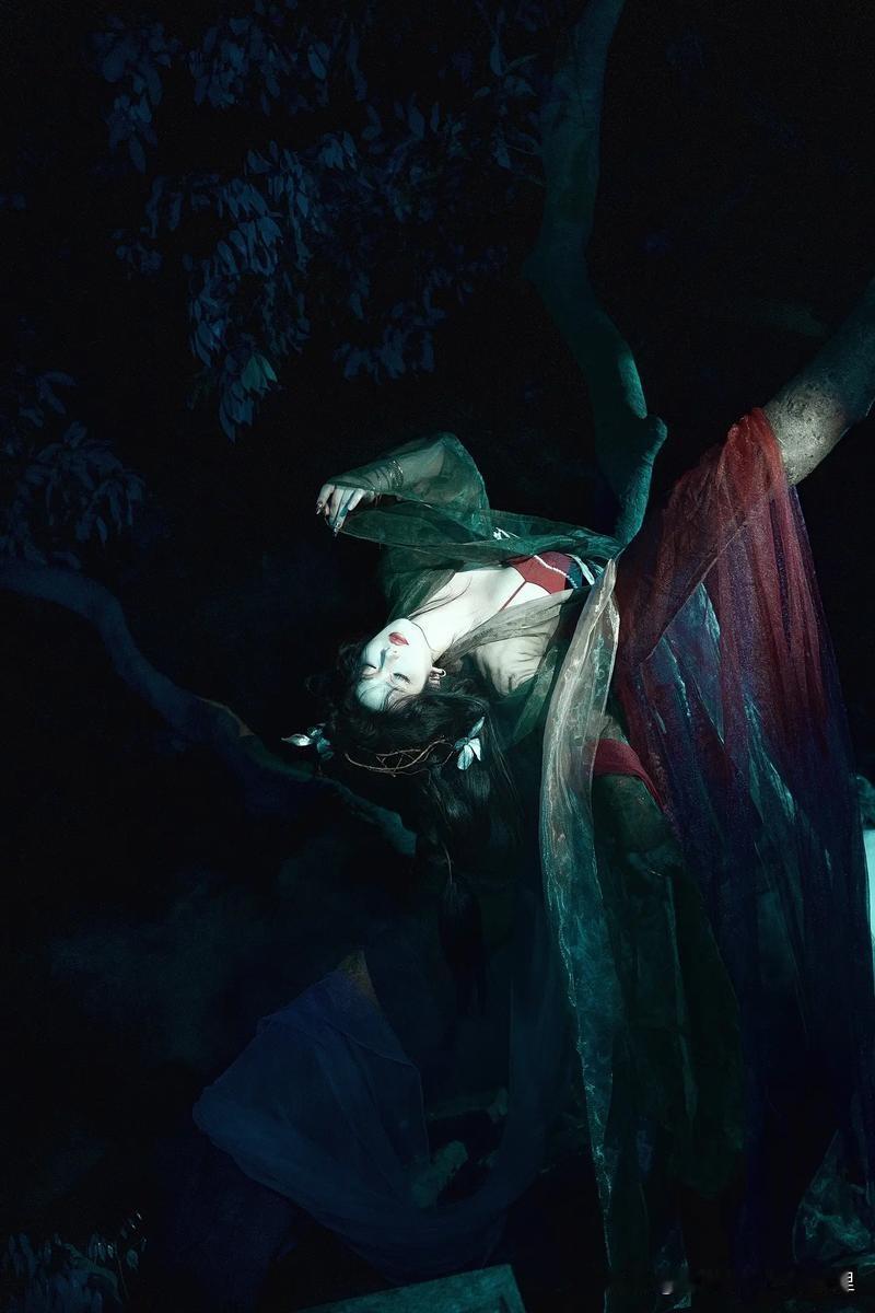 上联：浅看红楼终是梦
下联：粗观聊斋皆为幻