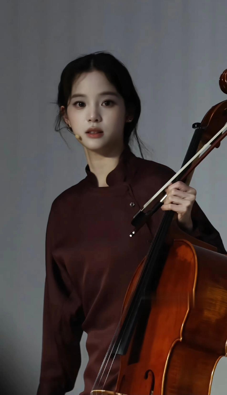 欧阳娜娜拉大提琴的时候才是她最有魅力的时候，比她在综艺上，或者演戏时都要有魅力！
