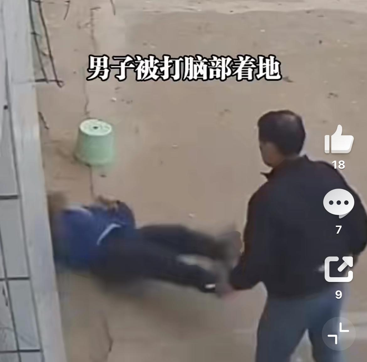 江西一网友控诉，自己父亲家门口吃橘子无端被打成重伤。12月14日，他父亲在门口吃