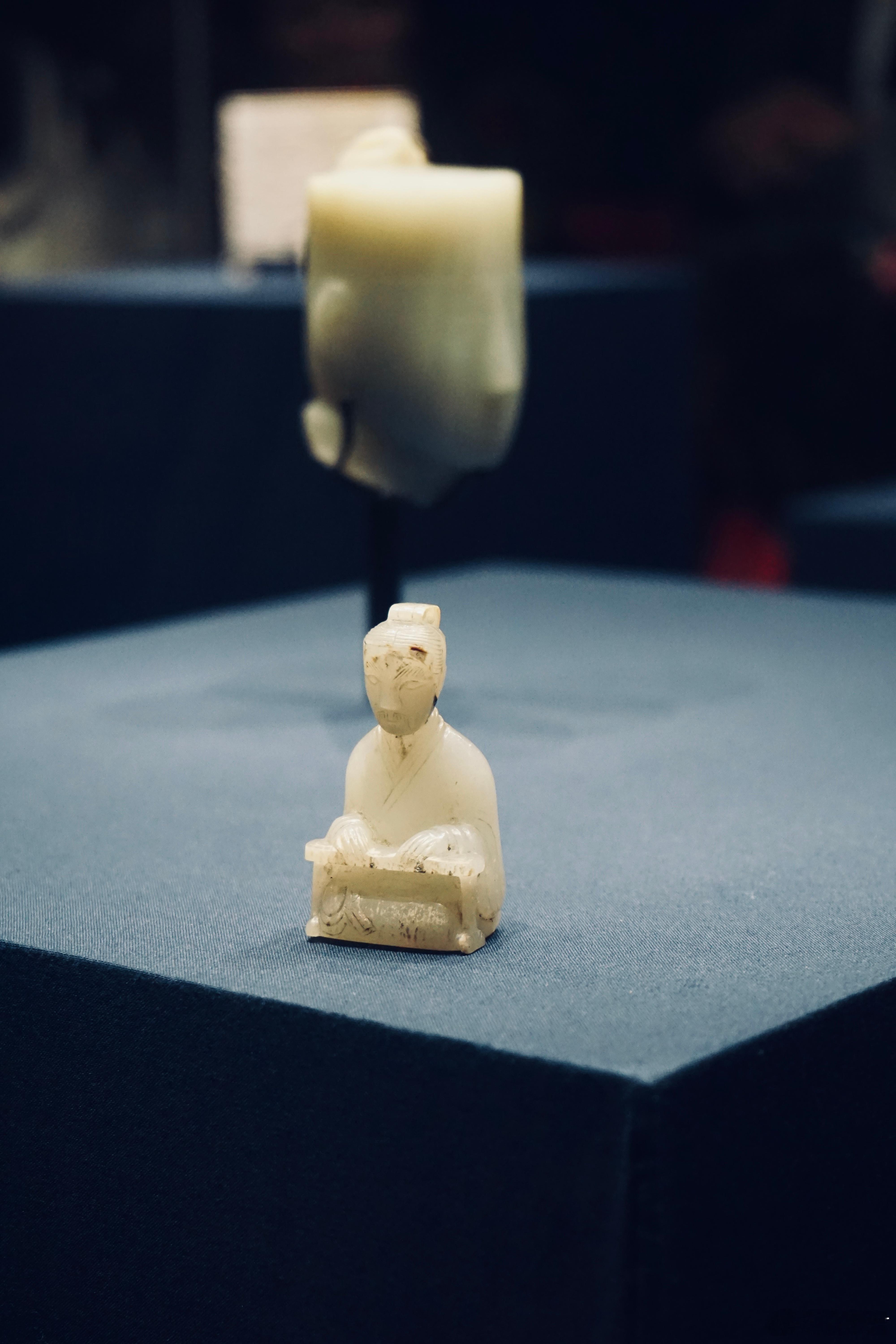 出镜率很高的西汉玉人虽然很小，但细节满满戴冠伏几系绶 ​​​