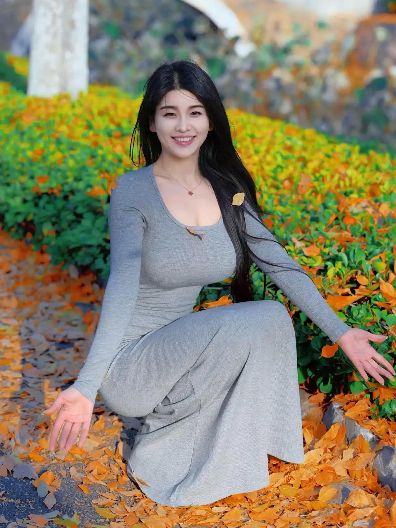 别了秋天，这一场告别来得猝不及防。
先是一场骤雨，打落了枝头最后几片黄叶，它们湿