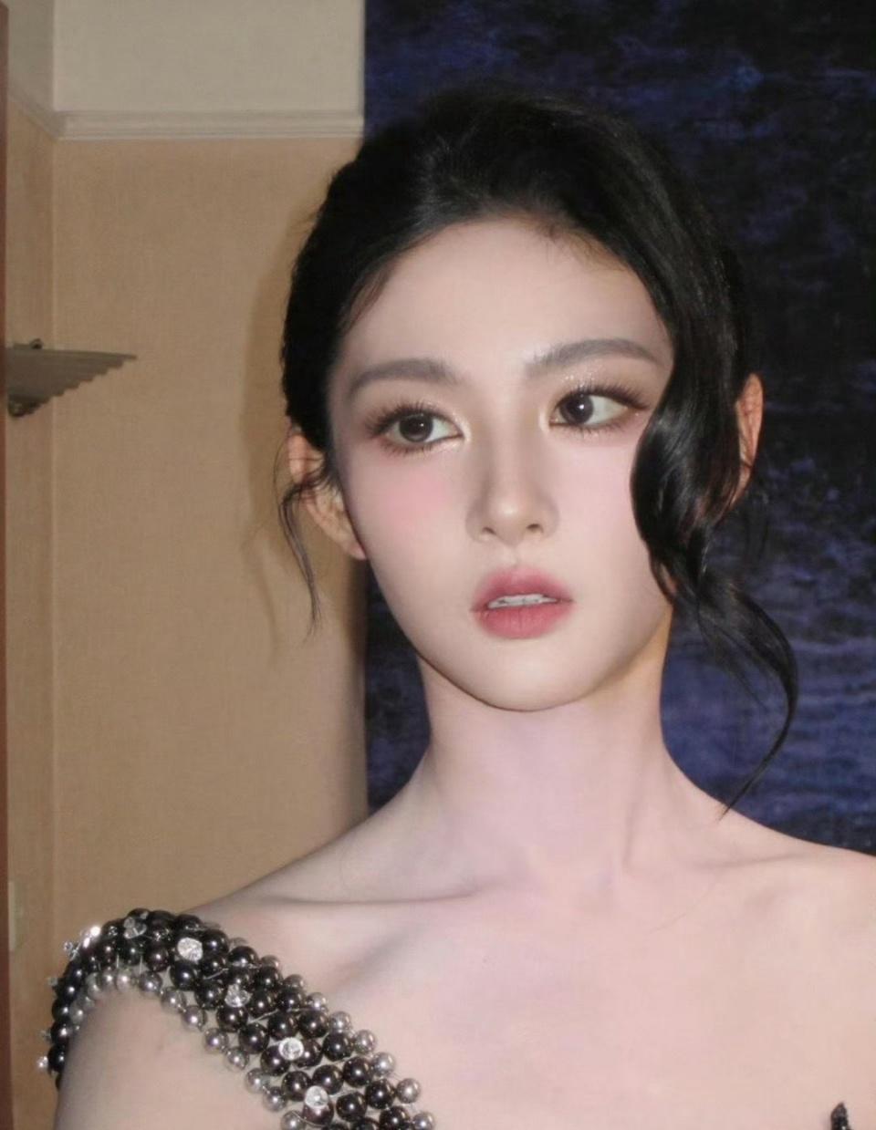 白鹿离开于正后
看得出赵晴真的急了
在妆容上费尽心思
却弄巧成拙越来越像网红。