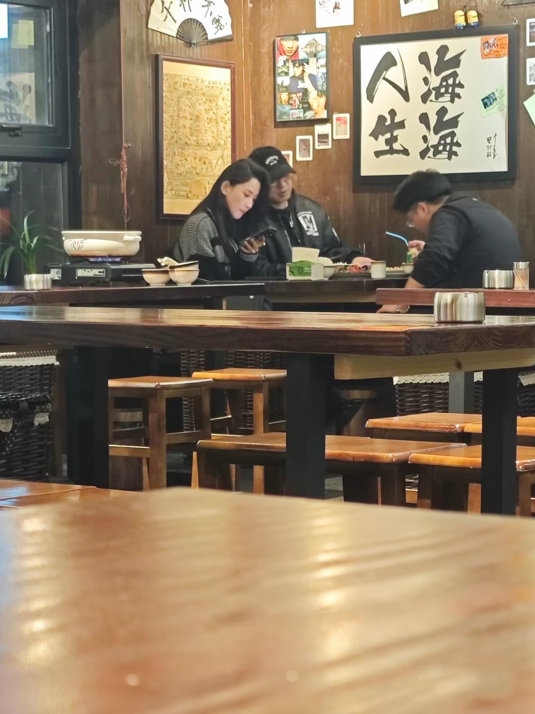 汪峰和森林北现身乌鲁木齐！
10月16日，汪峰携女友森林北现身乌鲁木齐一家川菜馆