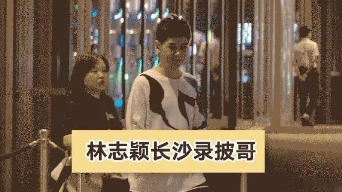 看来林志颖是真的很爱车，自己开车上班录《披哥》，只不过从特斯拉换成了其他车[允悲